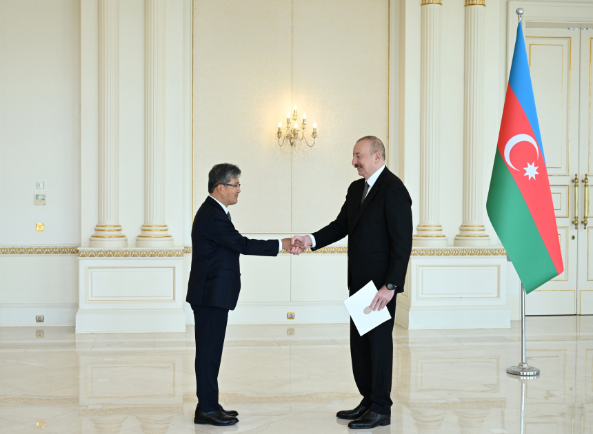 Prezident İlham Əliyev Koreya Respublikasının Azərbaycanda yeni təyin olunmuş səfirinin etimadnaməsini qəbul edib (FOTO)