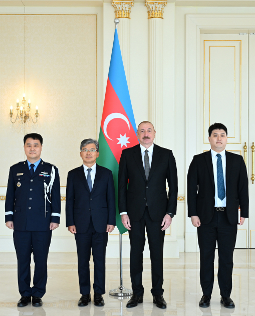 Prezident İlham Əliyev Koreya Respublikasının Azərbaycanda yeni təyin olunmuş səfirinin etimadnaməsini qəbul edib (FOTO)