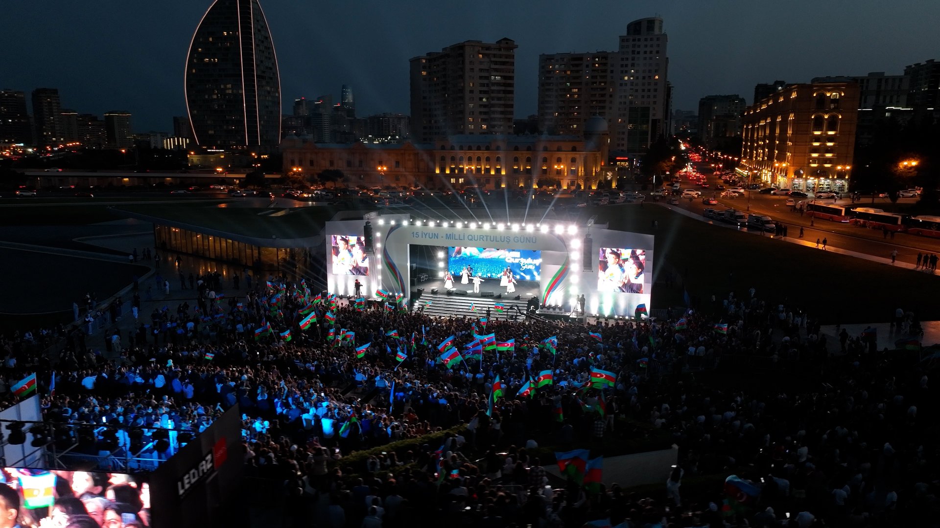 Heydər Əliyev Mərkəzinin parkında Milli Qurtuluş Günü münasibəti ilə konsert olub (FOTO)