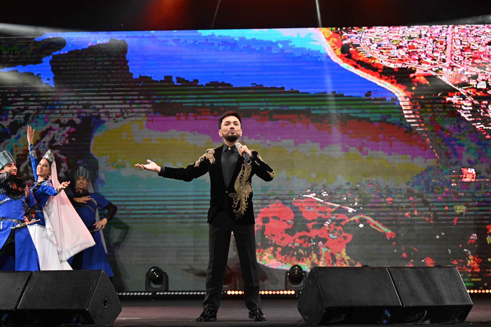 Heydər Əliyev Mərkəzinin parkında Milli Qurtuluş Günü münasibəti ilə konsert olub (FOTO)