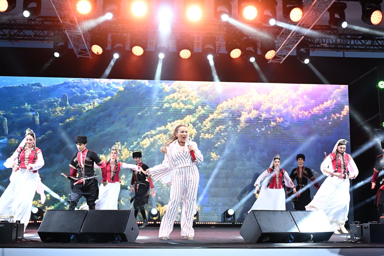 Heydər Əliyev Mərkəzinin parkında Milli Qurtuluş Günü münasibəti ilə konsert olub (FOTO)