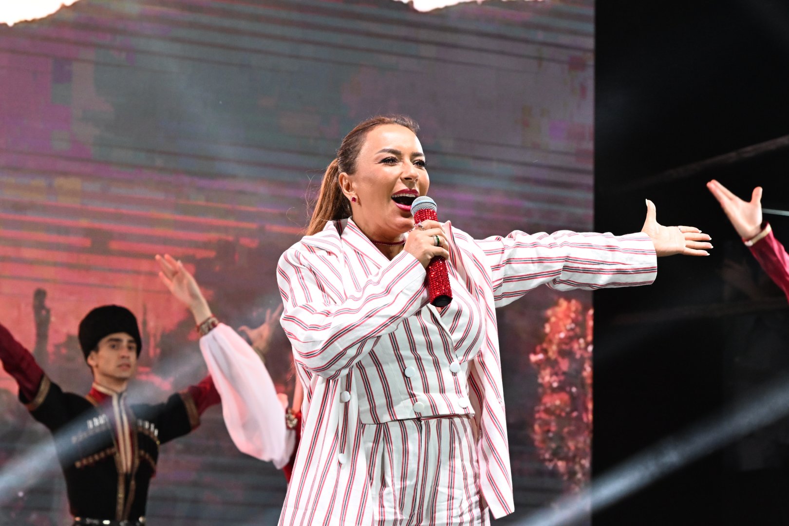 Heydər Əliyev Mərkəzinin parkında Milli Qurtuluş Günü münasibəti ilə konsert olub (FOTO)