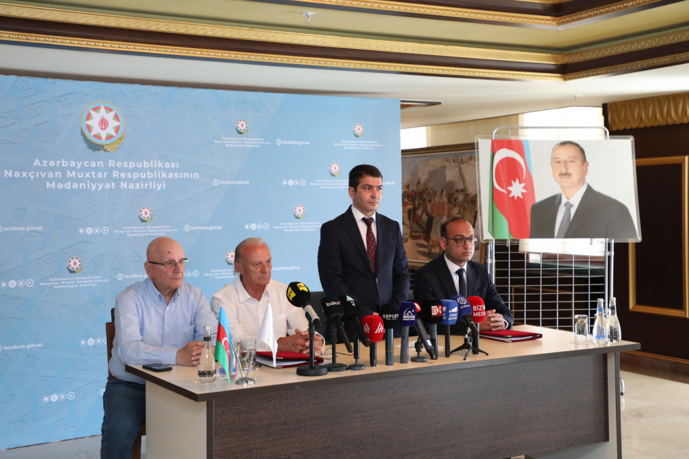 Möminə xatun türbəsinin bərpası ilə bağlı müqavilə bağlanıb (FOTO)