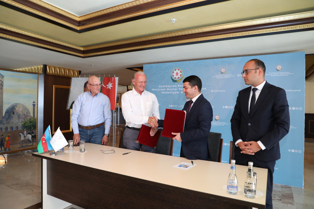 Möminə xatun türbəsinin bərpası ilə bağlı müqavilə bağlanıb (FOTO)