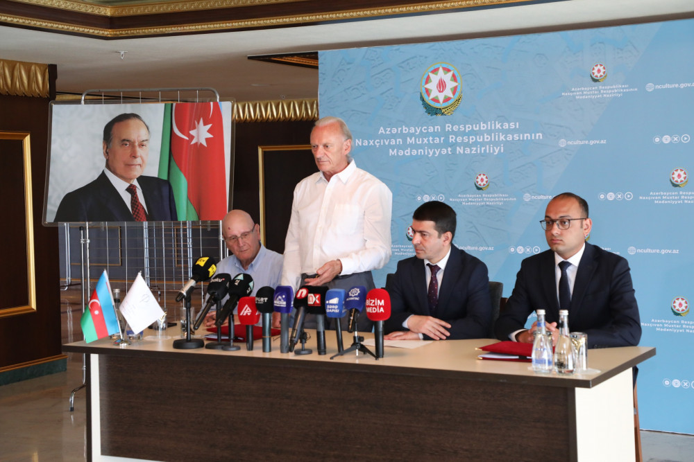 Möminə xatun türbəsinin bərpası ilə bağlı müqavilə bağlanıb (FOTO)