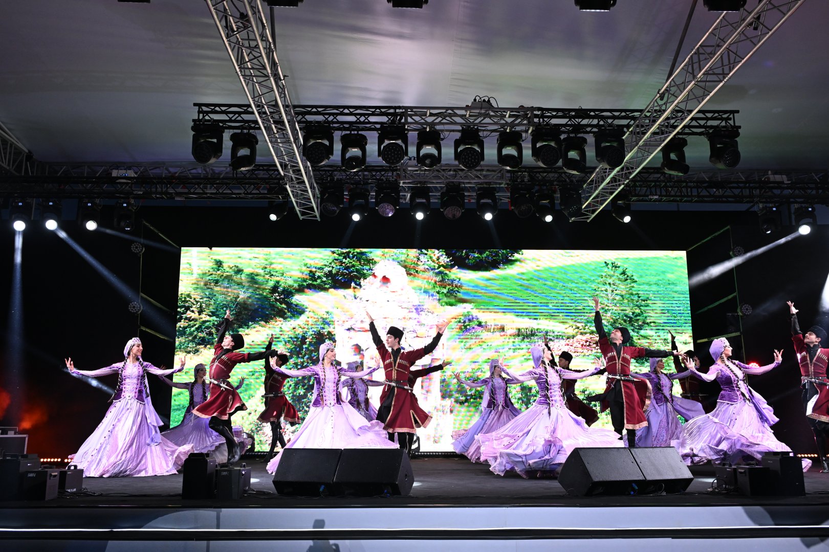 Heydər Əliyev Mərkəzinin parkında Milli Qurtuluş Günü münasibəti ilə konsert olub (FOTO)