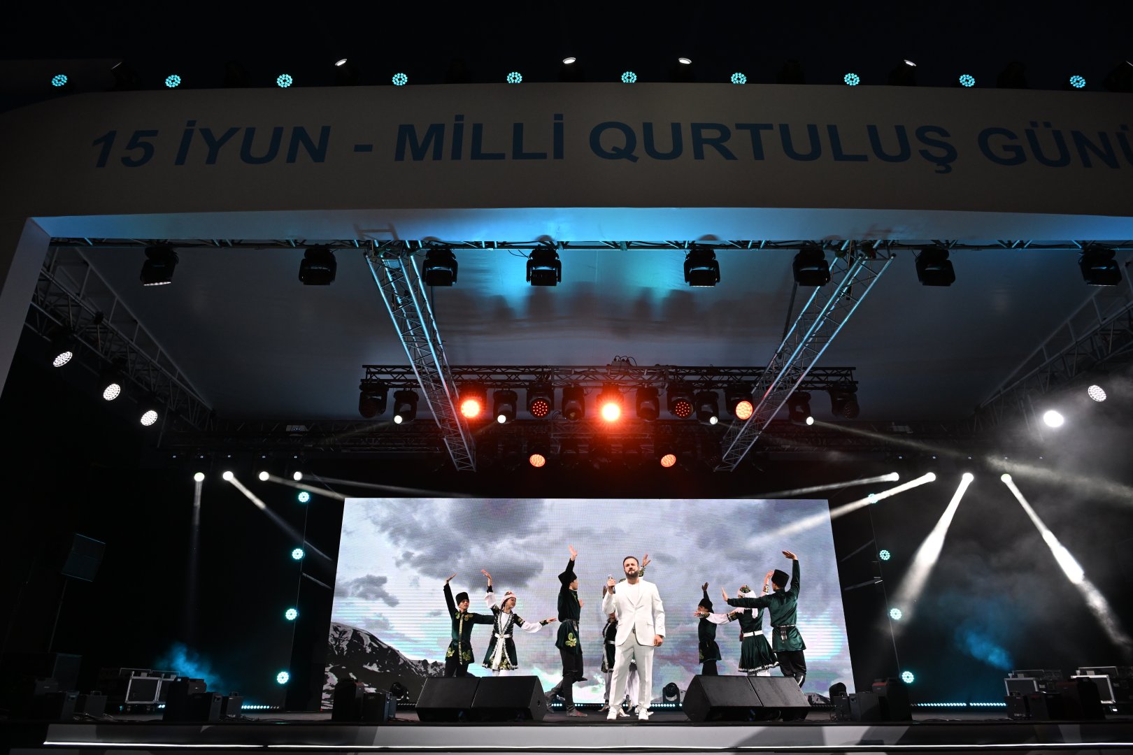 Heydər Əliyev Mərkəzinin parkında Milli Qurtuluş Günü münasibəti ilə konsert olub (FOTO)