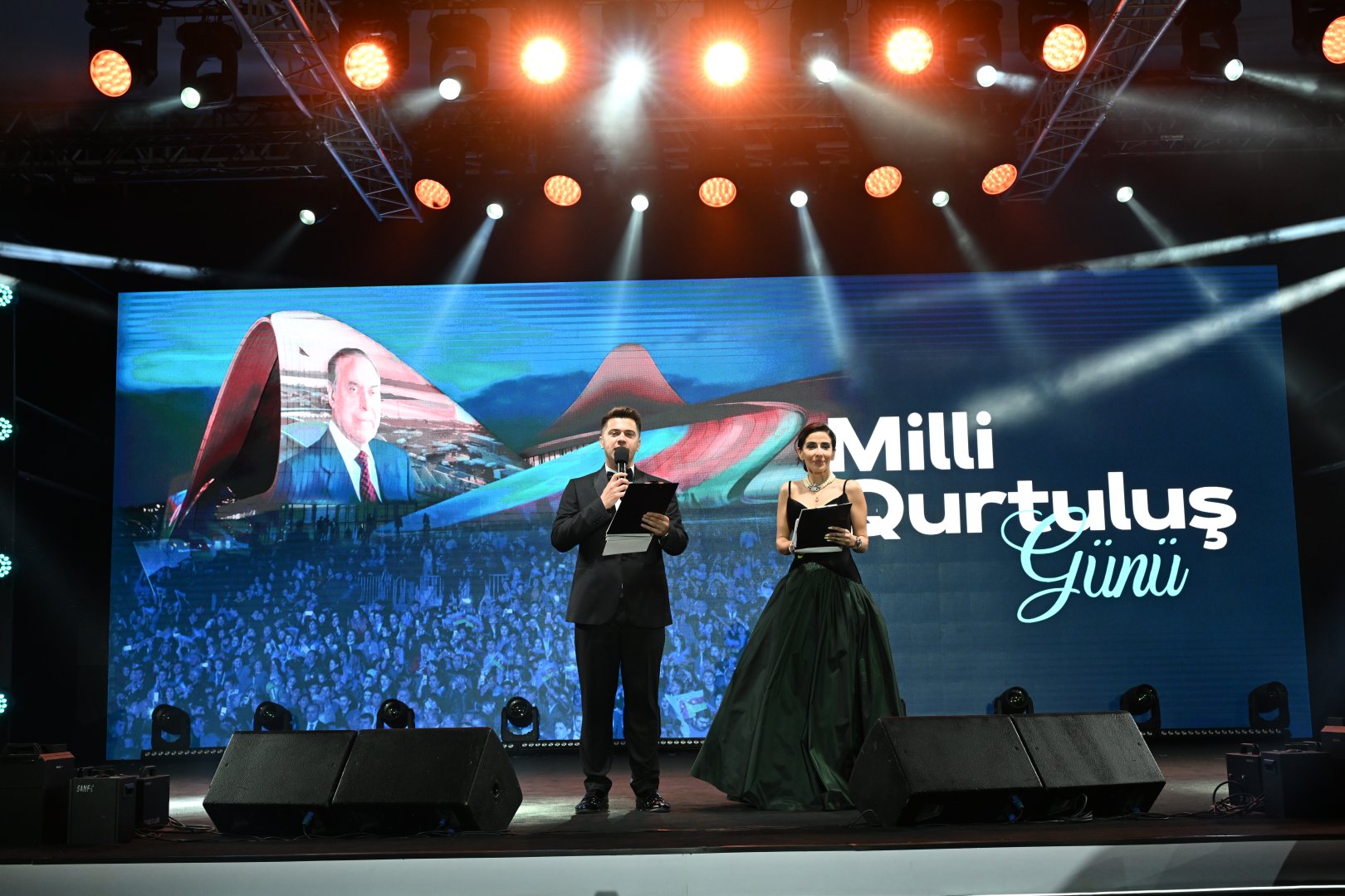 Heydər Əliyev Mərkəzinin parkında Milli Qurtuluş Günü münasibəti ilə konsert olub (FOTO)