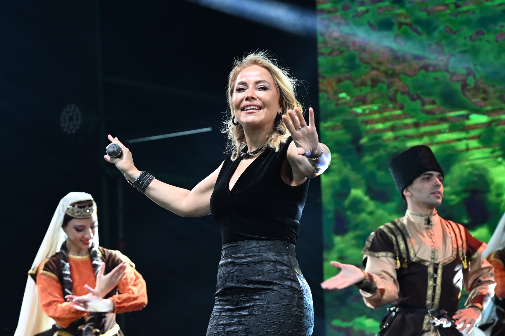 Heydər Əliyev Mərkəzinin parkında Milli Qurtuluş Günü münasibəti ilə konsert olub (FOTO)