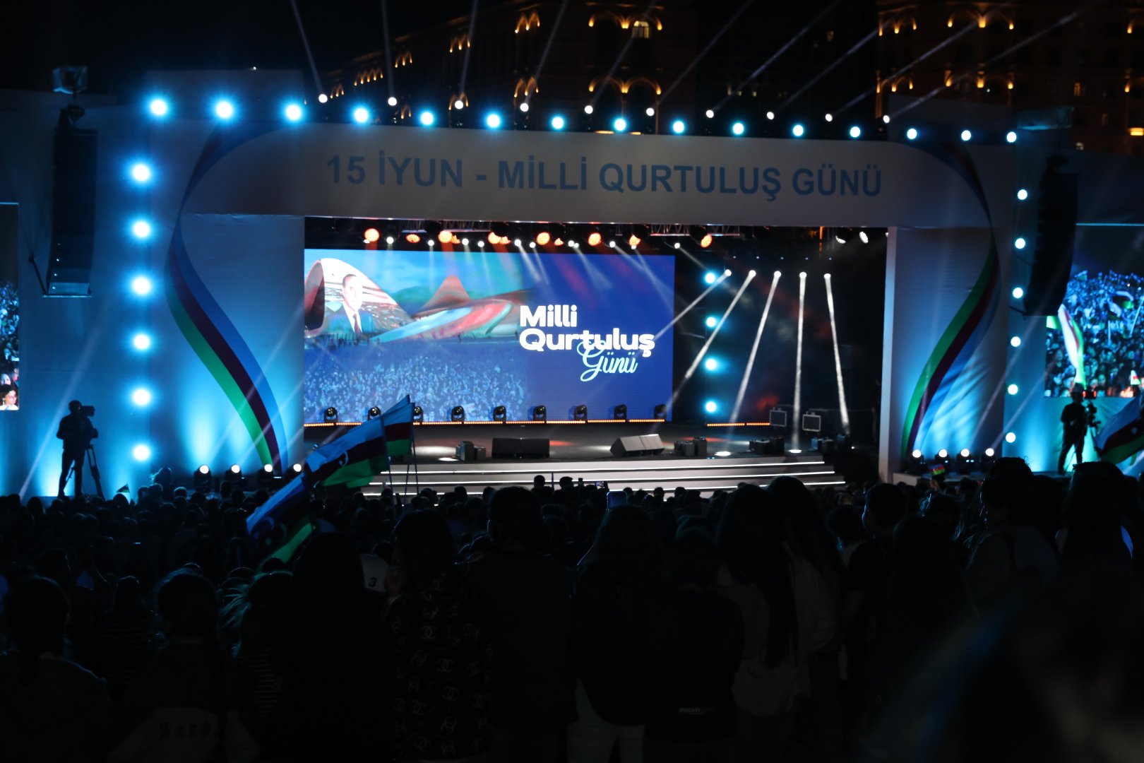 Heydər Əliyev Mərkəzinin parkında Milli Qurtuluş Günü münasibəti ilə konsert olub (FOTO)