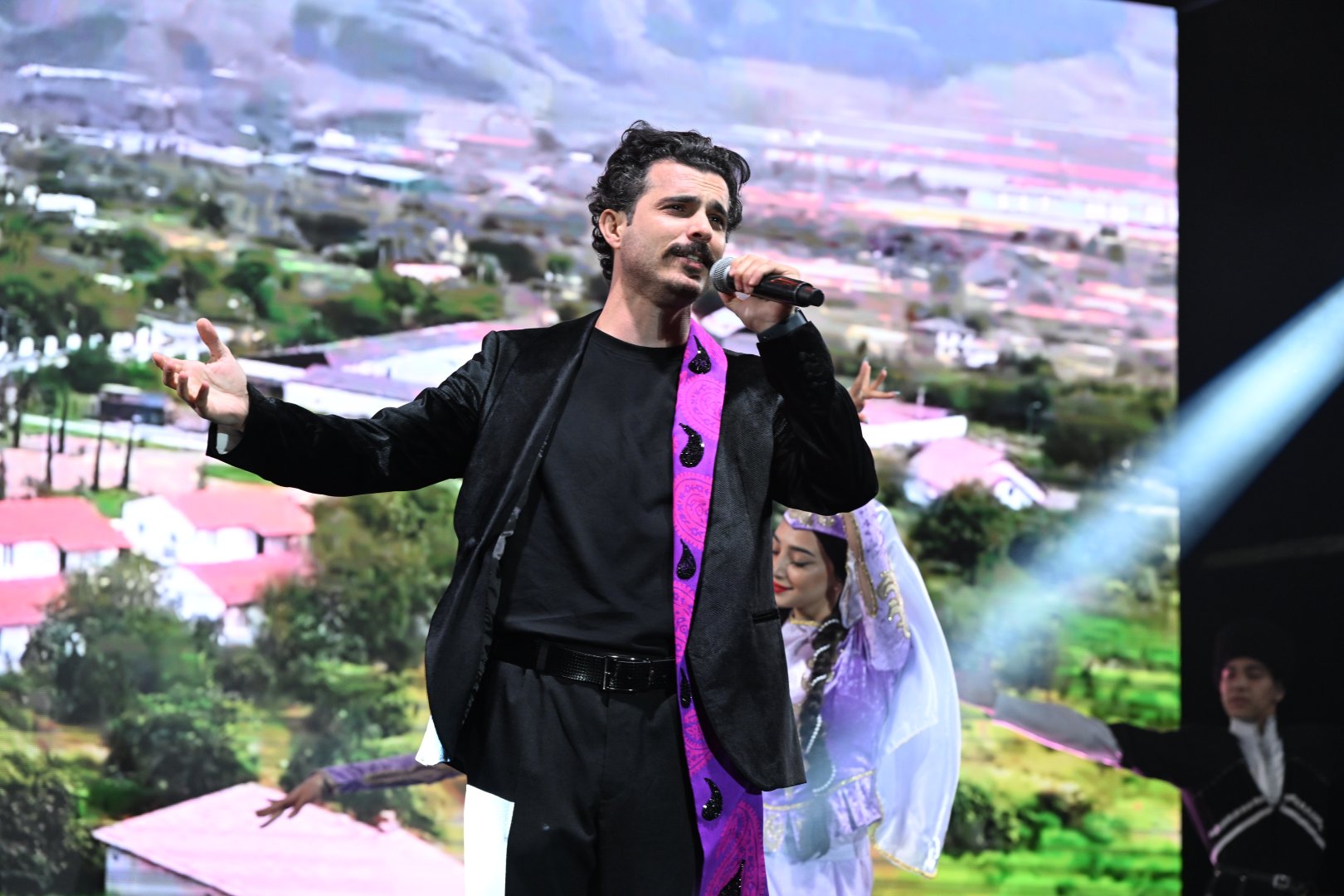 Heydər Əliyev Mərkəzinin parkında Milli Qurtuluş Günü münasibəti ilə konsert olub (FOTO)