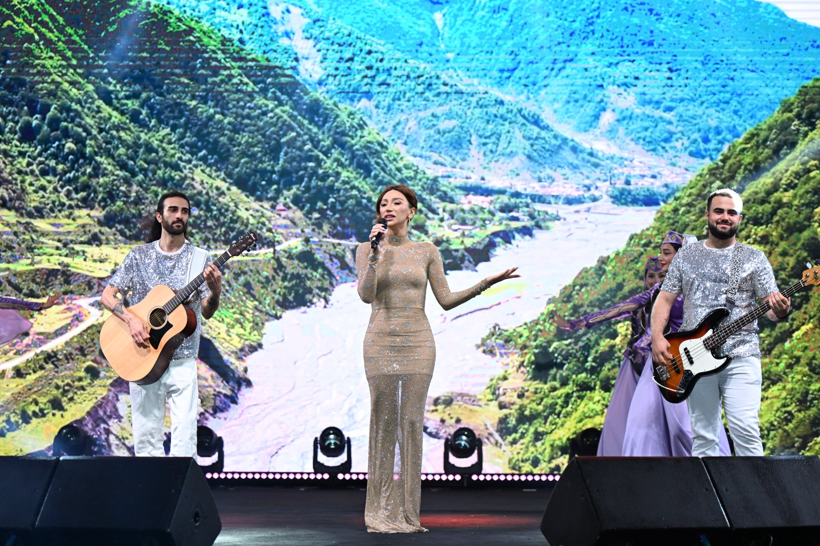 Heydər Əliyev Mərkəzinin parkında Milli Qurtuluş Günü münasibəti ilə konsert olub (FOTO)