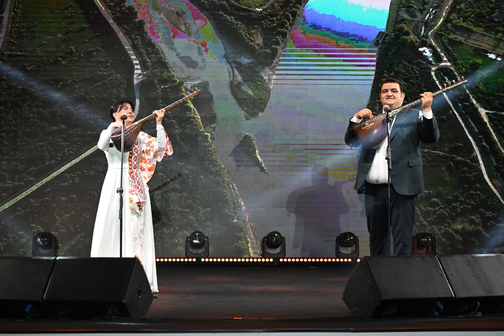 Heydər Əliyev Mərkəzinin parkında Milli Qurtuluş Günü münasibəti ilə konsert olub (FOTO)