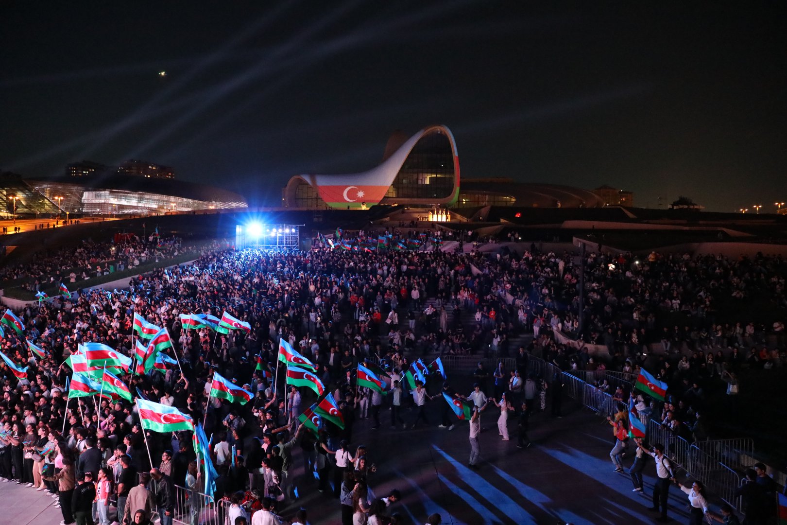 Heydər Əliyev Mərkəzinin parkında Milli Qurtuluş Günü münasibəti ilə konsert olub (FOTO)