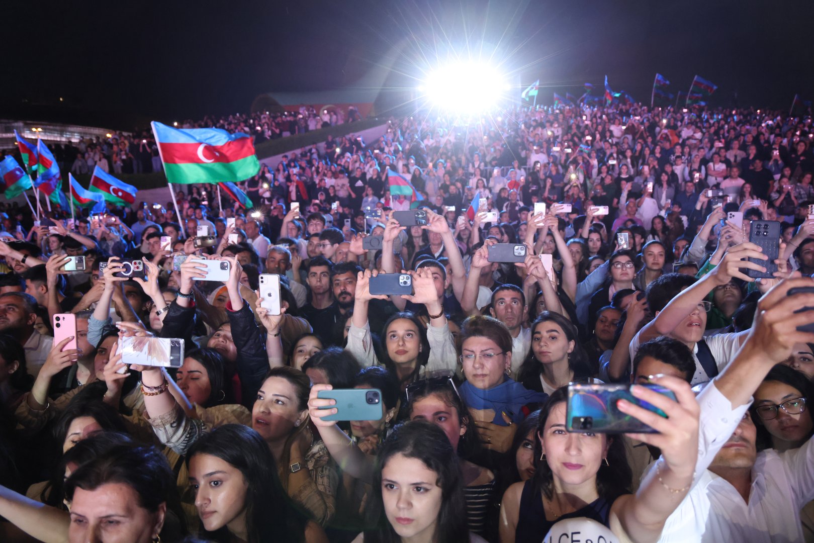Heydər Əliyev Mərkəzinin parkında Milli Qurtuluş Günü münasibəti ilə konsert olub (FOTO)