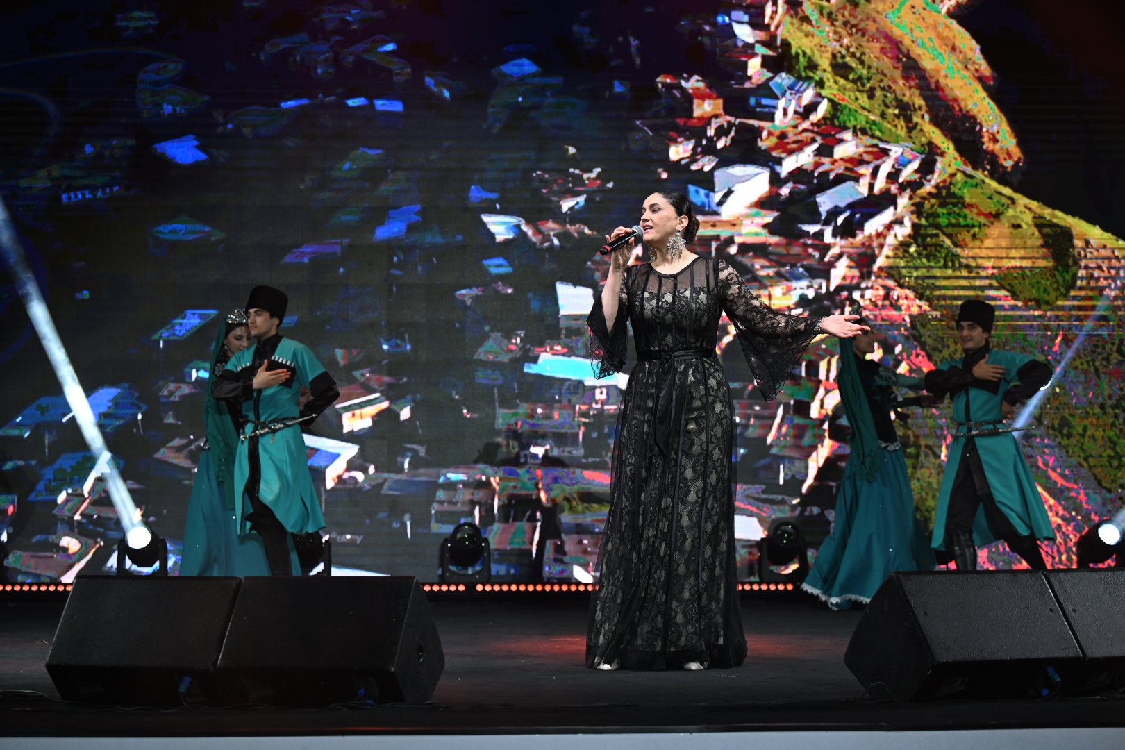 Heydər Əliyev Mərkəzinin parkında Milli Qurtuluş Günü münasibəti ilə konsert olub (FOTO)