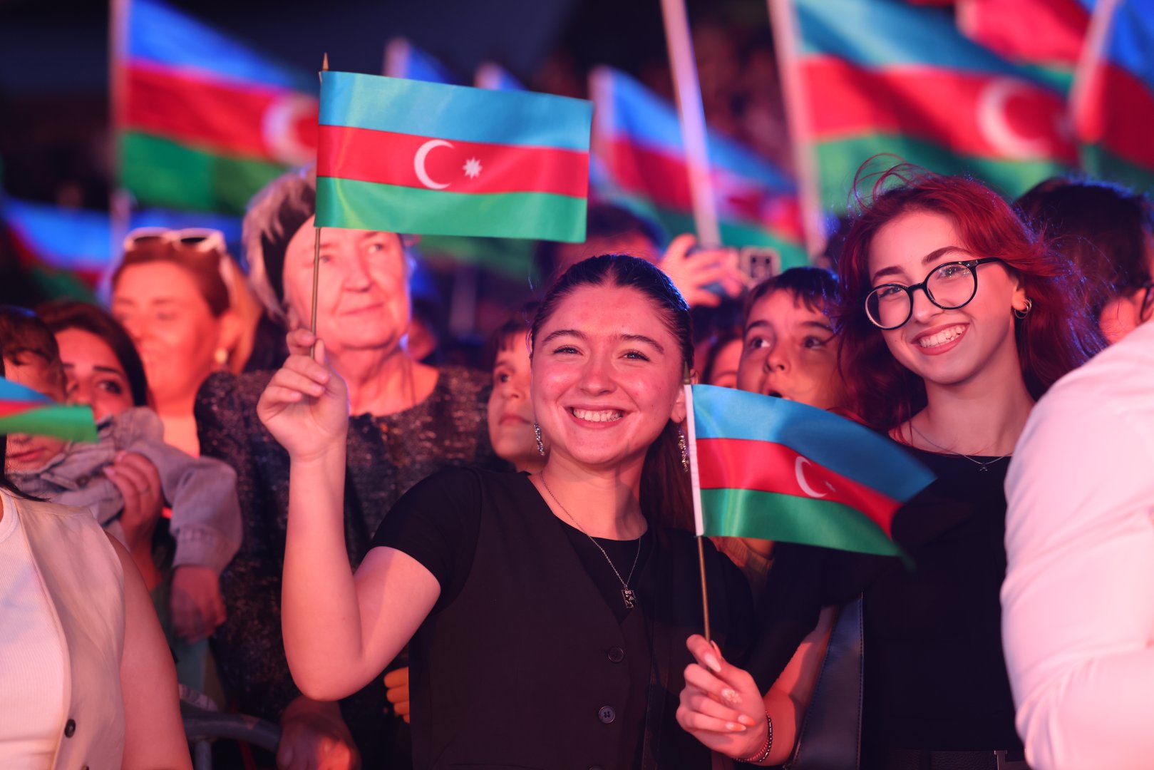 Heydər Əliyev Mərkəzinin parkında Milli Qurtuluş Günü münasibəti ilə konsert olub (FOTO)