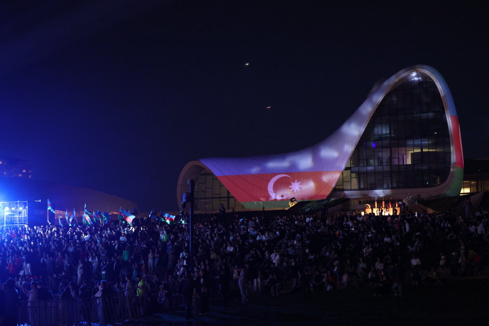 Heydər Əliyev Mərkəzinin parkında Milli Qurtuluş Günü münasibəti ilə konsert olub (FOTO)