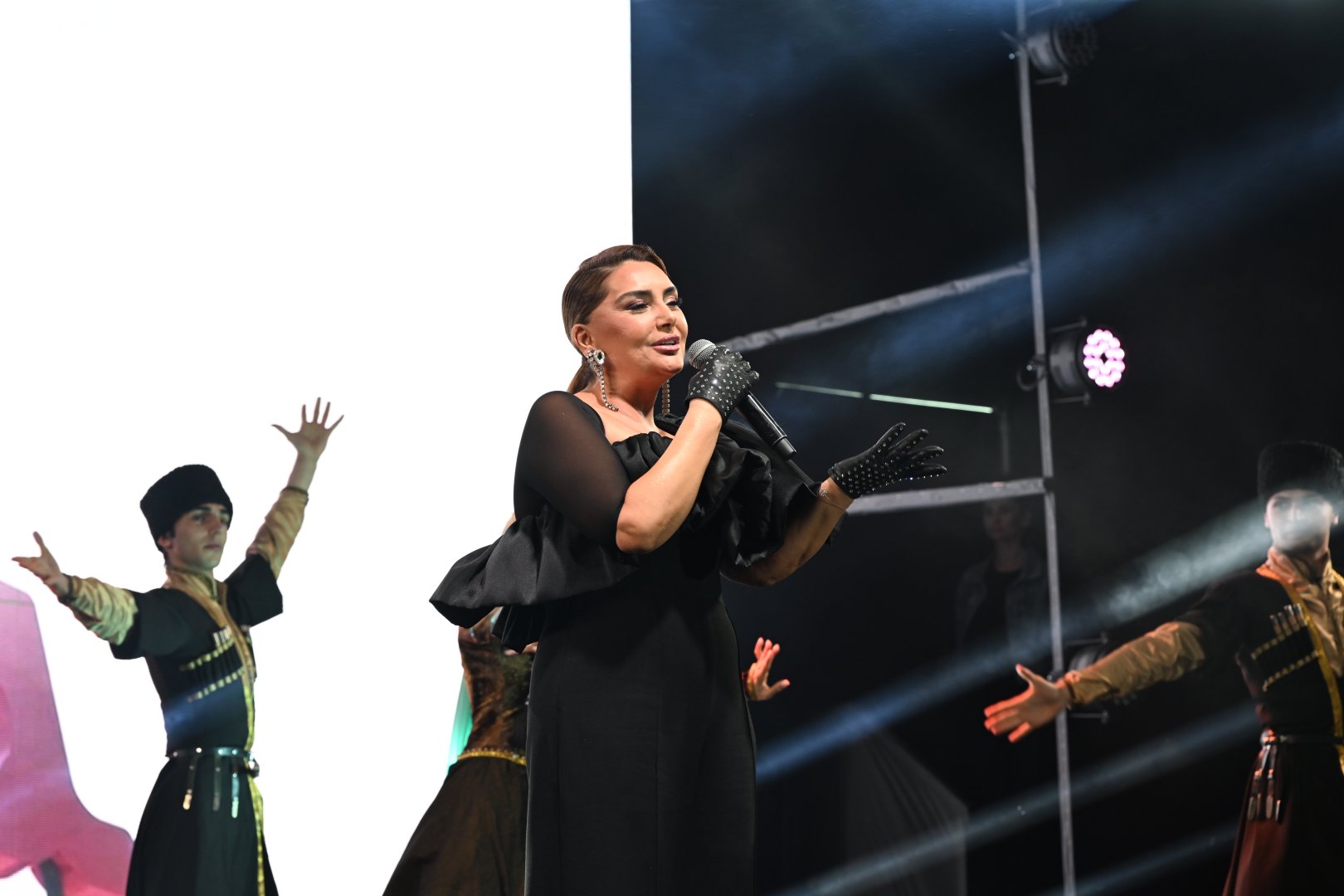 Heydər Əliyev Mərkəzinin parkında Milli Qurtuluş Günü münasibəti ilə konsert olub (FOTO)
