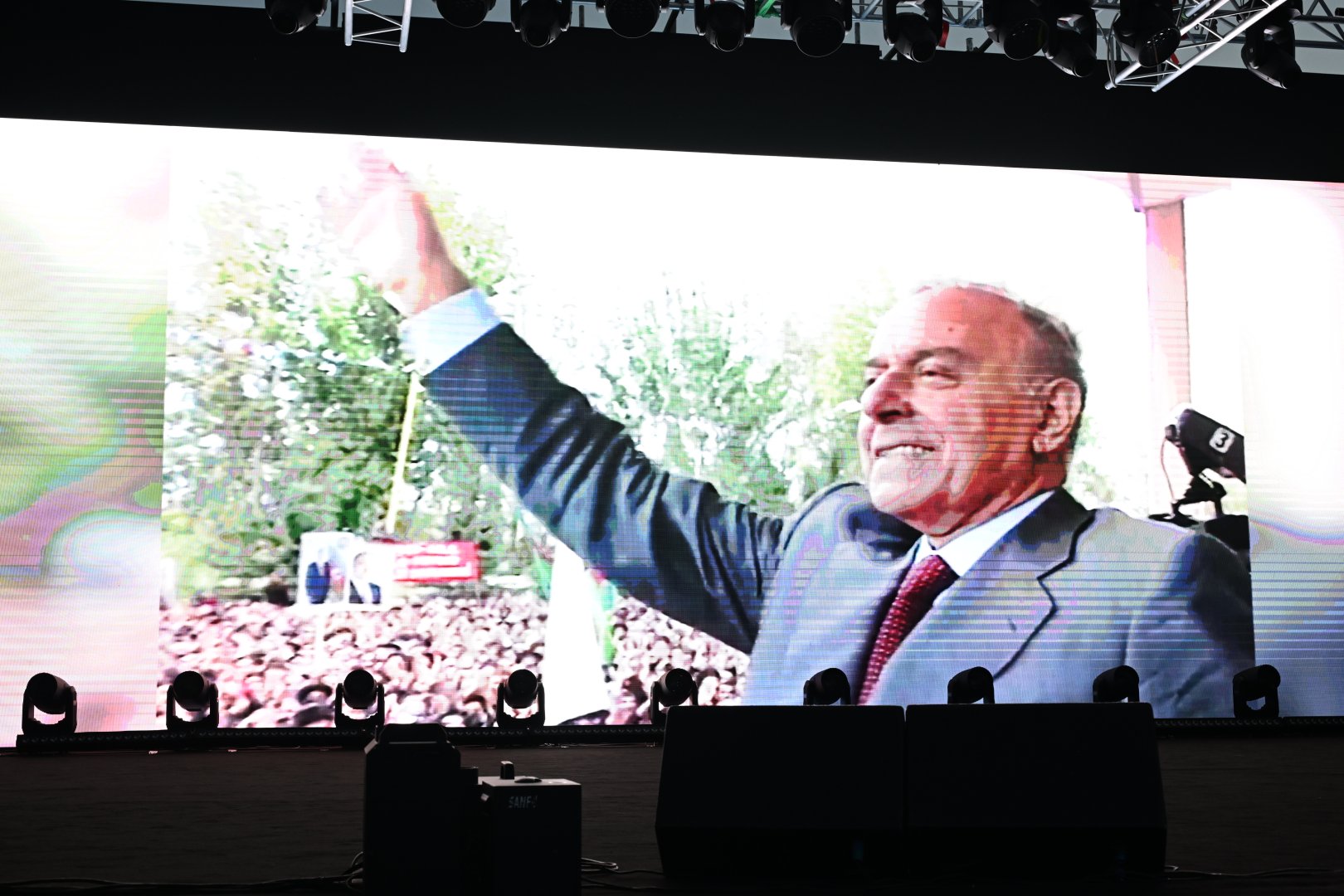Heydər Əliyev Mərkəzinin parkında Milli Qurtuluş Günü münasibəti ilə konsert olub (FOTO)