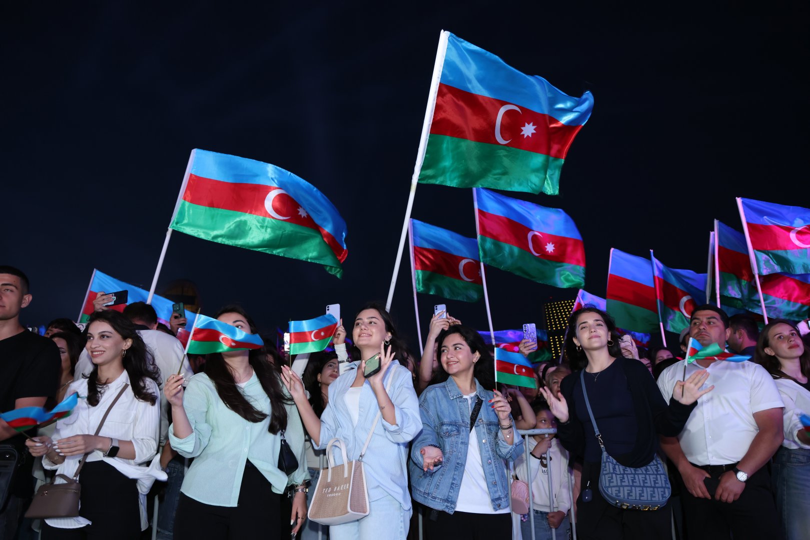 Heydər Əliyev Mərkəzinin parkında Milli Qurtuluş Günü münasibəti ilə konsert olub (FOTO)