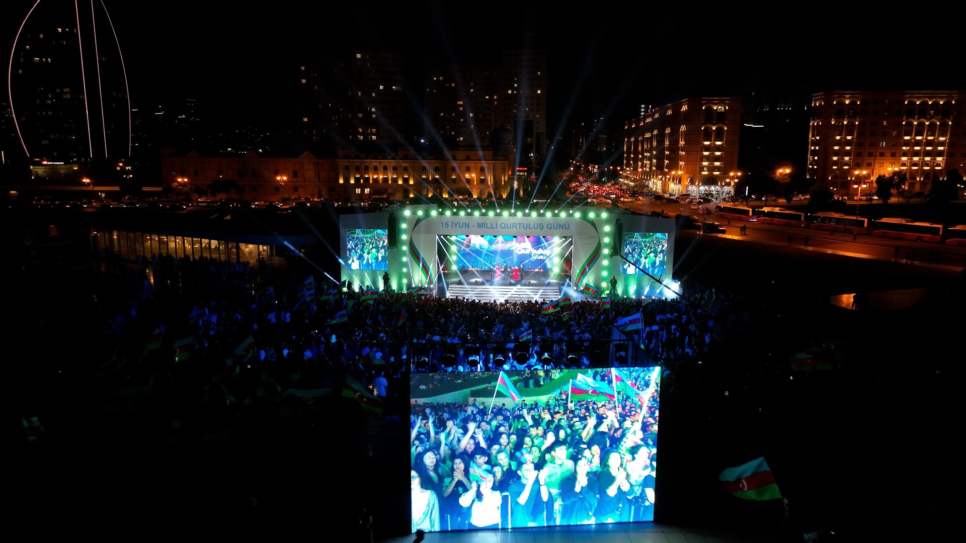 Heydər Əliyev Mərkəzinin parkında Milli Qurtuluş Günü münasibəti ilə konsert olub (FOTO)