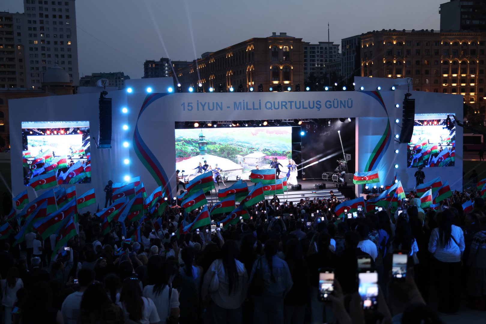 Heydər Əliyev Mərkəzinin parkında Milli Qurtuluş Günü münasibəti ilə konsert olub (FOTO)