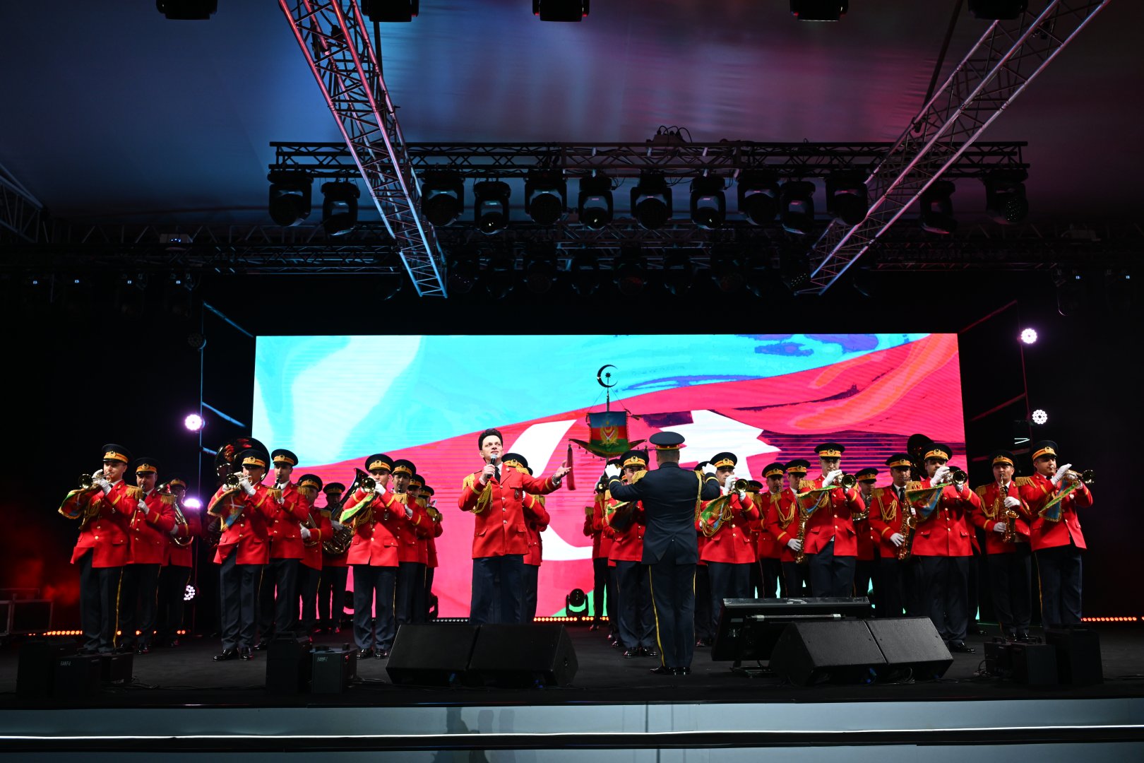 Heydər Əliyev Mərkəzinin parkında Milli Qurtuluş Günü münasibəti ilə konsert olub (FOTO)