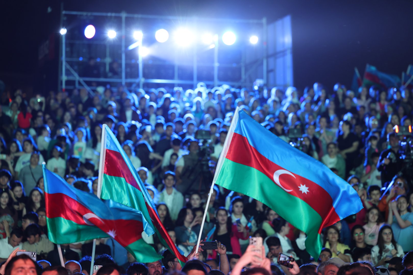 Heydər Əliyev Mərkəzinin parkında Milli Qurtuluş Günü münasibəti ilə konsert olub (FOTO)