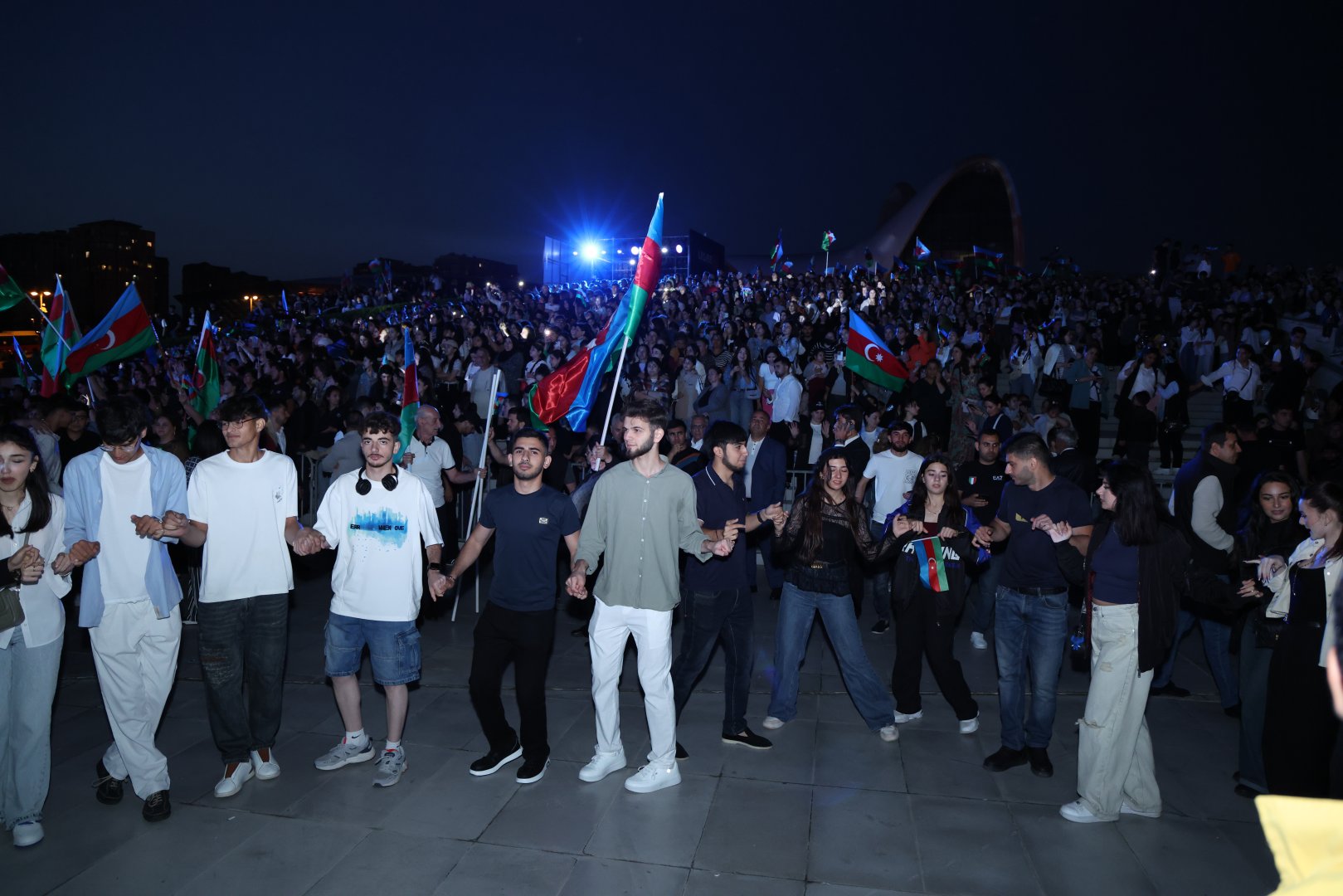Heydər Əliyev Mərkəzinin parkında Milli Qurtuluş Günü münasibəti ilə konsert olub (FOTO)