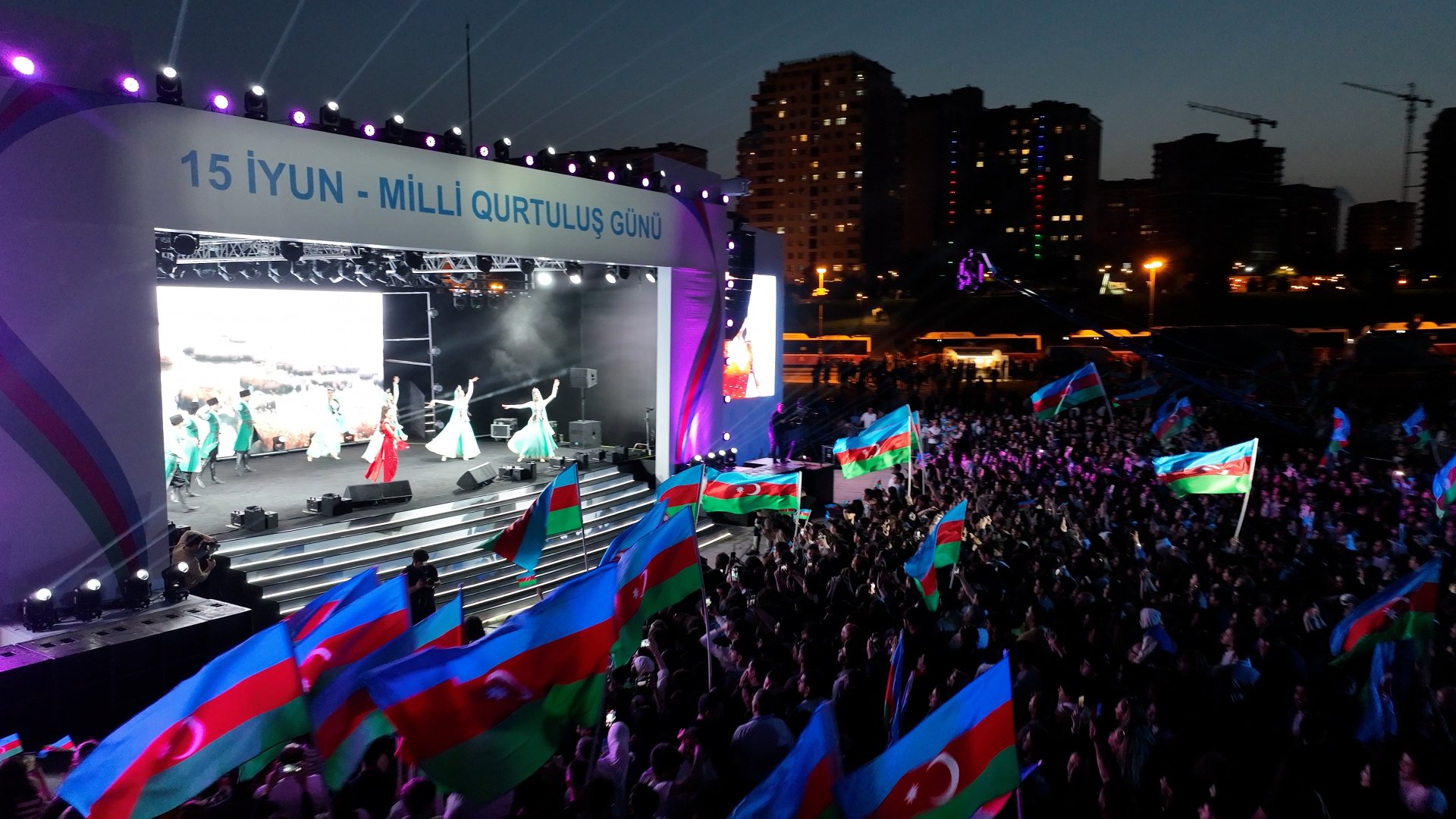 Heydər Əliyev Mərkəzinin parkında Milli Qurtuluş Günü münasibəti ilə konsert olub (FOTO)
