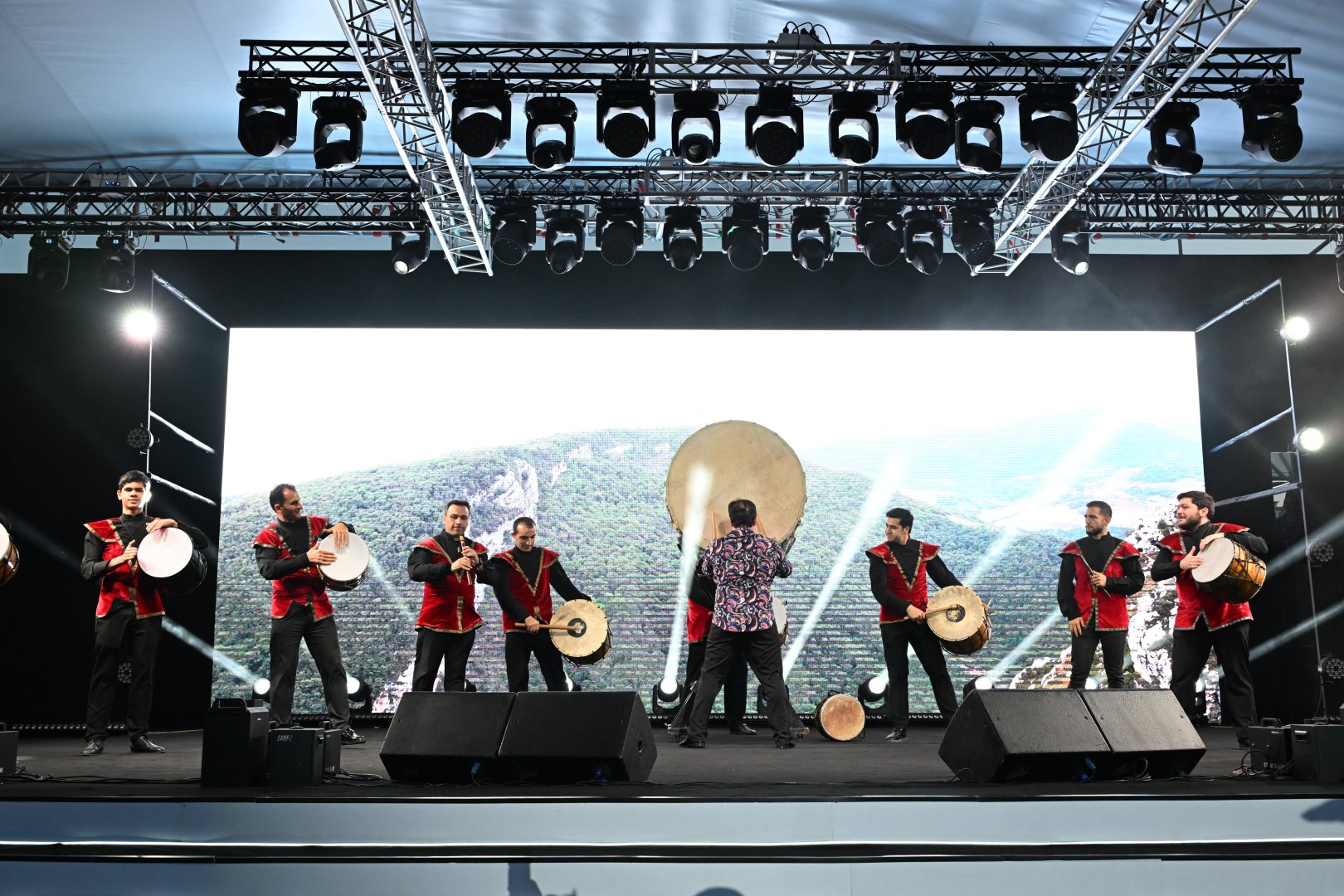 Heydər Əliyev Mərkəzinin parkında Milli Qurtuluş Günü münasibəti ilə konsert olub (FOTO)