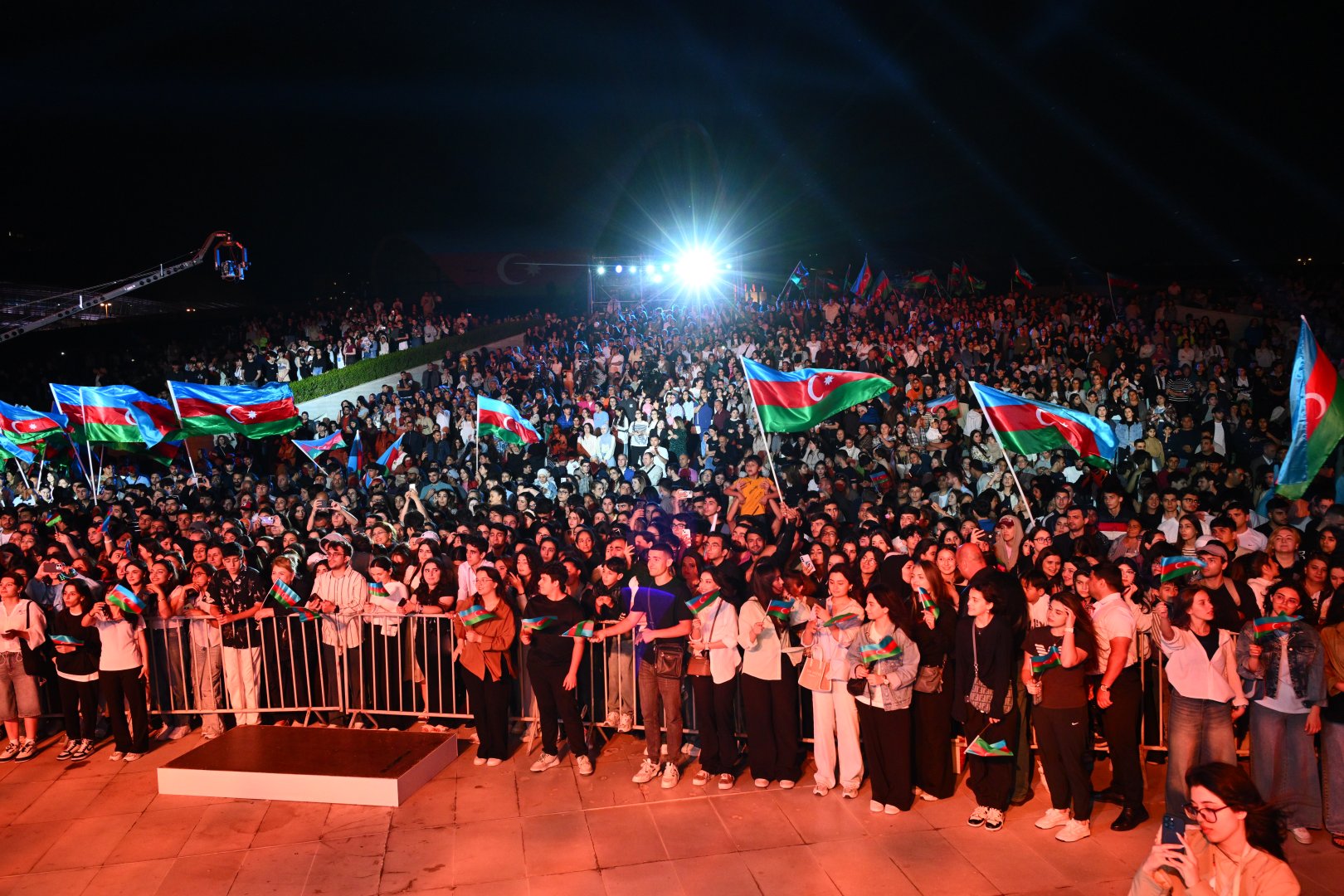 Heydər Əliyev Mərkəzinin parkında Milli Qurtuluş Günü münasibəti ilə konsert olub (FOTO)