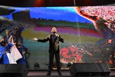 Heydər Əliyev Mərkəzinin parkında Milli Qurtuluş Günü münasibəti ilə konsert olub (FOTO)