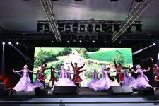 Heydər Əliyev Mərkəzinin parkında Milli Qurtuluş Günü münasibəti ilə konsert olub (FOTO)