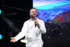 Heydər Əliyev Mərkəzinin parkında Milli Qurtuluş Günü münasibəti ilə konsert olub (FOTO)