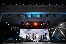 Heydər Əliyev Mərkəzinin parkında Milli Qurtuluş Günü münasibəti ilə konsert olub (FOTO)