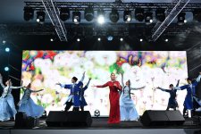 Heydər Əliyev Mərkəzinin parkında Milli Qurtuluş Günü münasibəti ilə konsert olub (FOTO)