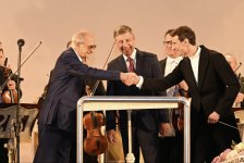 Bakıda tam dolu zalda axşam! Rus orkestri İrandan təxliyə köməyinə minnətdarlıq əlaməti olaraq çıxış etdi (FOTO)
