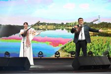 Heydər Əliyev Mərkəzinin parkında Milli Qurtuluş Günü münasibəti ilə konsert olub (FOTO)