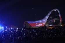 Heydər Əliyev Mərkəzinin parkında Milli Qurtuluş Günü münasibəti ilə konsert olub (FOTO)