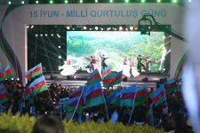 Heydər Əliyev Mərkəzinin parkında Milli Qurtuluş Günü münasibəti ilə konsert olub (FOTO)