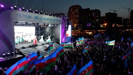 Heydər Əliyev Mərkəzinin parkında Milli Qurtuluş Günü münasibəti ilə konsert olub (FOTO)