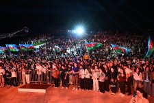 Heydər Əliyev Mərkəzinin parkında Milli Qurtuluş Günü münasibəti ilə konsert olub (FOTO)