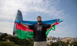 Bakıda keçiriləcək UFC turnirinin əsas döyüşçüləri Dağüstü Parkda üz-üzə gəliblər (FOTO)