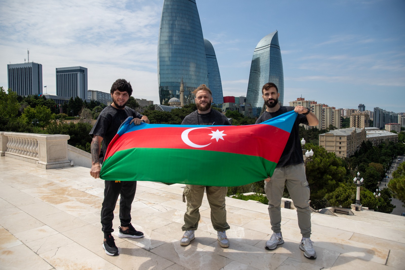 Bakıda keçiriləcək UFC turnirinin əsas döyüşçüləri Dağüstü Parkda üz-üzə gəliblər (FOTO)