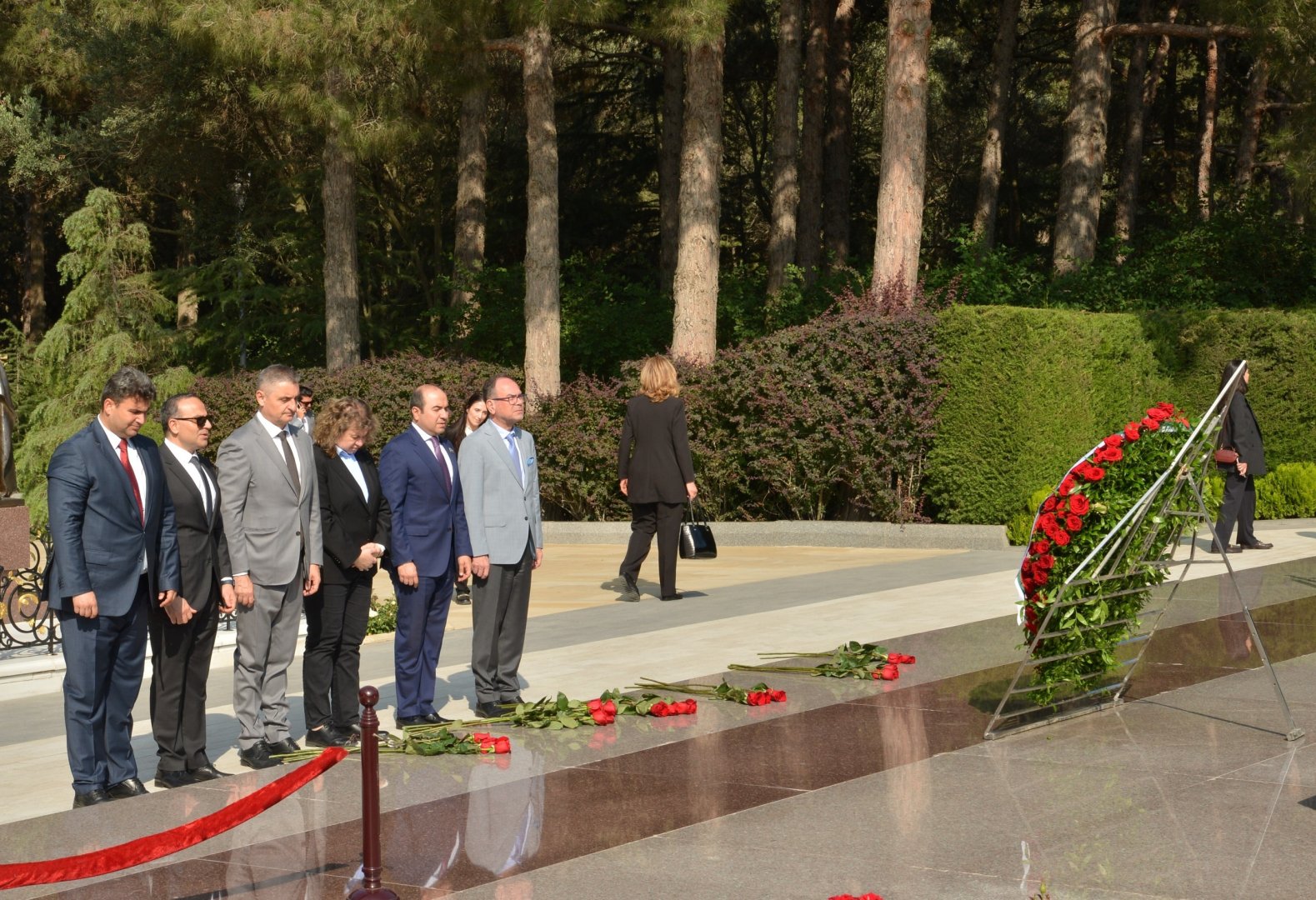Bolqarıstan Milli Assambleyasının sədri Fəxri xiyabanı və Zəfər parkını ziyarət edib (FOTO)