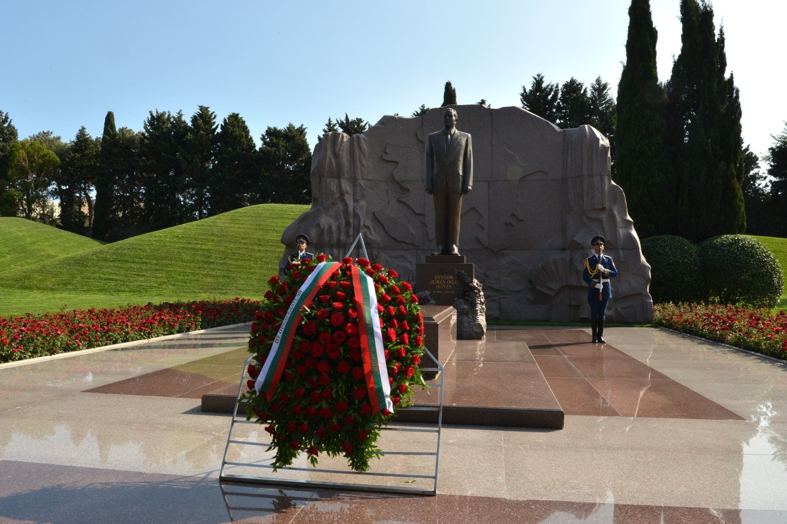 Bolqarıstan Milli Assambleyasının sədri Fəxri xiyabanı və Zəfər parkını ziyarət edib (FOTO)