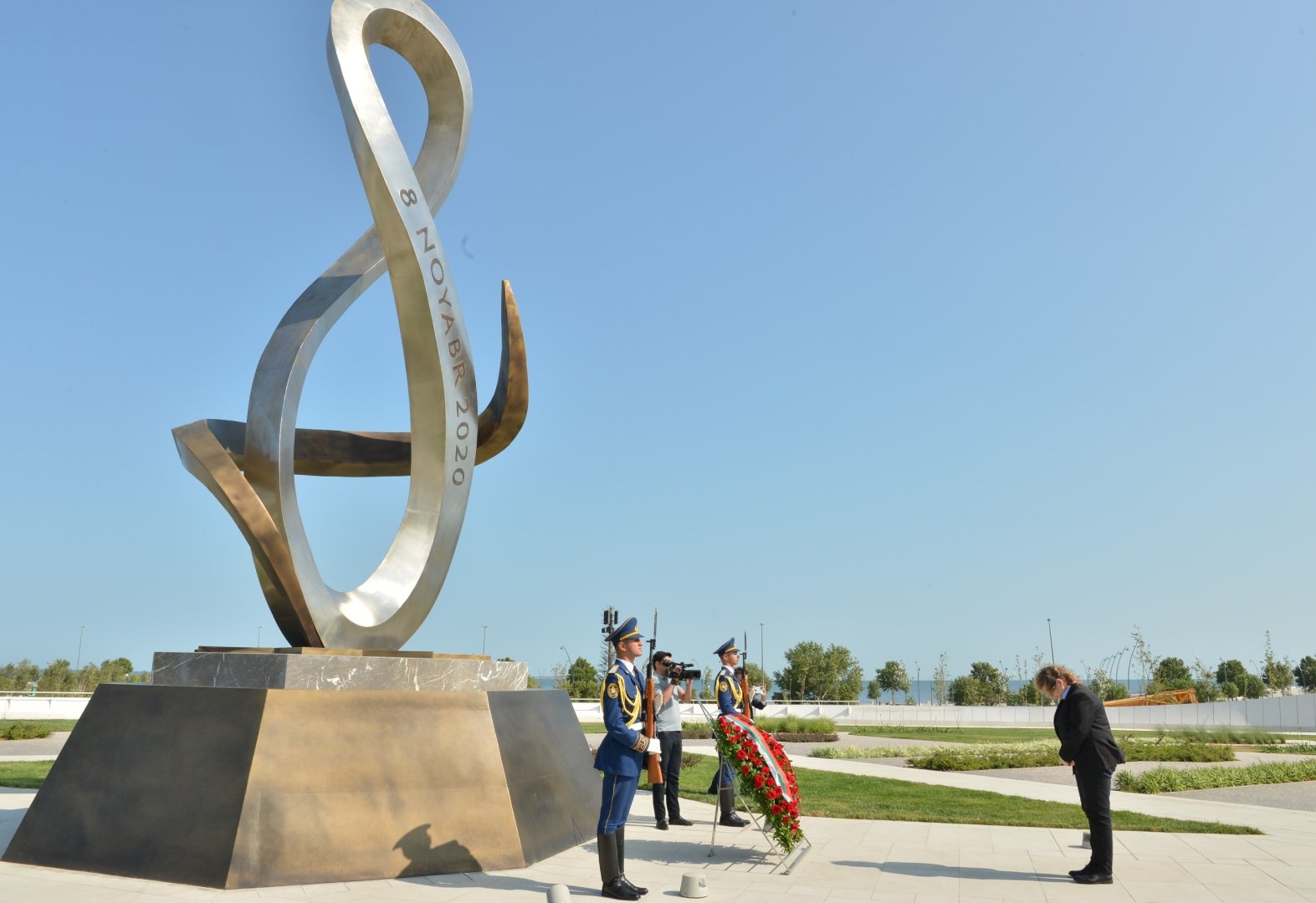 Bolqarıstan Milli Assambleyasının sədri Fəxri xiyabanı və Zəfər parkını ziyarət edib (FOTO)
