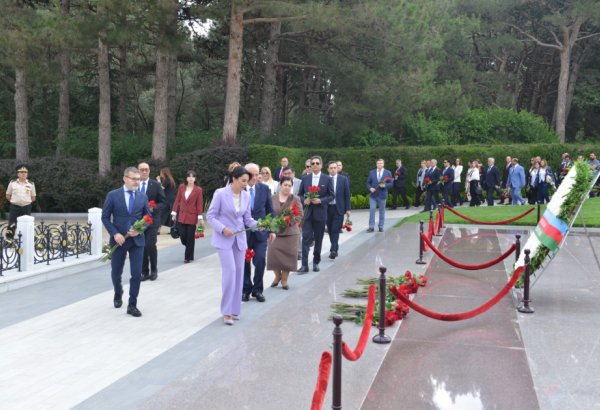 Ombudsmanların Beynəlxalq Simpoziumunun iştirakçıları Ulu Öndərin məzarını və Şəhidlər xiyabanını ziyarət ediblər (FOTO)